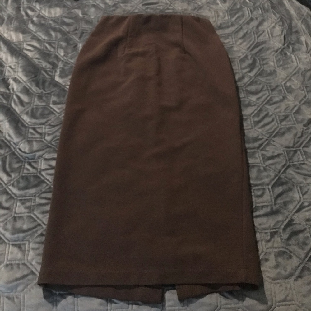 🎉4️⃣ for 2️⃣5️⃣ 
Rib-knit fitted midi skirt